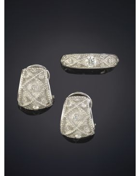 488-CONJUNTO DE PENDIENTES CRIOLLAS EN ORO BLANCO MATEADO DE 18K. SALPICADAS POR BRILLANTES Y SORTIJA. CON UN BRILLANTE CENTRAL DE 0.20CT. Firmado Yanes.