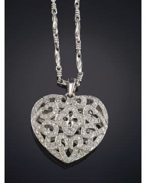 522-COLGANTE EN FORMA DE CORAZÓN DE DISEÑO CALADO DE BRILLANTES con cadena y montura en oro blanco de 18K.