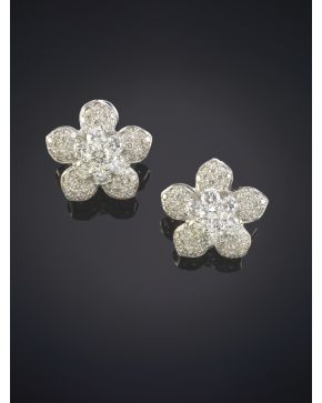 528-ELEGANTES PENDIENTES CON DISEÑO FLORAL CON PÉTALOS CUAJADOS DE BRILLANTES Y CENTRO DE DIAMANTES CALIDAD EXTRA. Montura en oro blanco de 18k. Peso tota