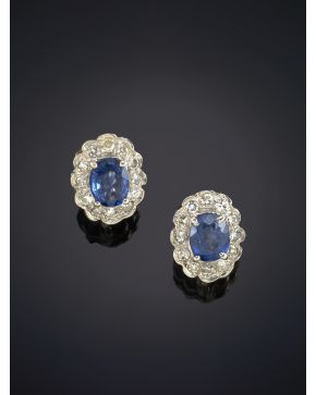 533-BELLOS PENDIENTES DE ZAFIROS ORLADOS POR BRILLANTES sobre una montura de oro blanco de 18K.