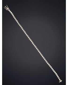 537-ELEGANTE PULSERA RIVIERE DE BRILLANTES EN CHATÓN sobre una montura de oro blanco de 18K. Peso total de los brillantes: 1ct.