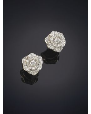 553-PIAGET PENDIENTES PEQUEÑOS DE ROSAS DE BRILLANTES. montura en oro blanco de 18K.