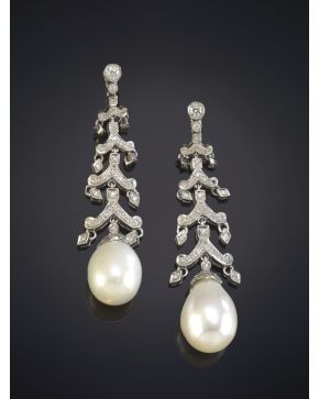 566-ELEGANTES PENDIENTES COLGANTES DE PERLAS QUE PENDEN DE UNA MONTURA CUAJADA DE BRILLANTES DE 1.02CT de oro blanco de 18K.