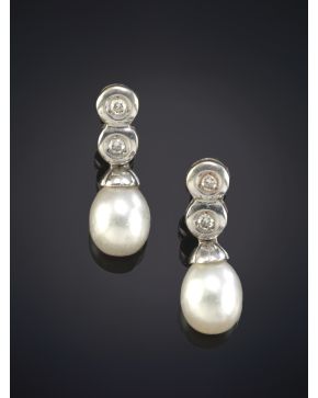 571-PENDIENTES LARGOS DE CHATONES DE BRILLANTES Y PERLAS EN ORO BLANCO DE 18K.