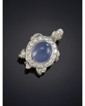 572-CARTIER BROCHE CON FORMA DE TORTUGA DE CABUJÓN DE CALCEDONIAY PAVÉ DE BRILLANTES CON OJITOS DE ESMERALDAS. Montura de oro blanco de 18k. Pieza numer