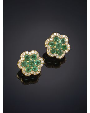 574-PENDIENTES CON CENTROS DE ESMERALDAS EN FORMA DE FLOR ORLADOS DE BRILLANTES. Montura en oro amarillo de 18K.