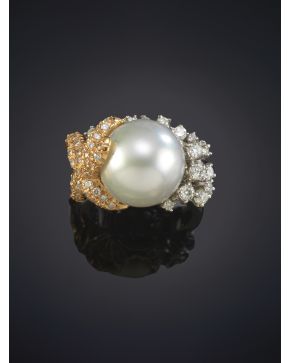 575-BELLA SORTIJA CON UNA PERLA AUSTRALIANA CENTRAL DECORADA CON UNA ESTRELLA DE MAR CON BRILLANTES DE 1.05CT APROX sobre una montura de oro rosa y blanco