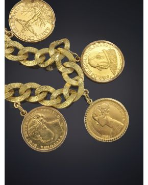 577-PULSERA DE ESLABÓN BARBADO DE LA QUE PENDEN CINCO MEDALLAS Y MONEDAS en oro amarillo de 18K.