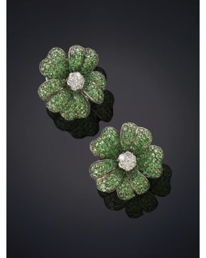 580-FAVORECEDORES PENDIENTES FLORES DE TSAVORITAS EN TONOS VERDES CON LIGERO DEGRADÉ Y CENTROS DE BRILLANTES. Montura en oro blanco de 18K.