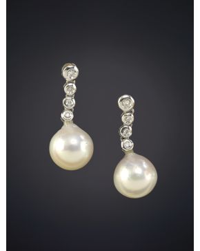 581-PENDIENTES LARGOS DE CHATONES DE BRILLANTES Y PERLAS AUSTRALINAS. Montura oro blanco 18k.