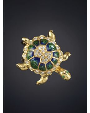 582-BROCHE TORTUGA CUERPO EN FINO ESMALTE VERDE  CENTRO DE BRILLANTES Y OJITOS DE ESMERALDAS. sobre montura en oro amarillo de 18k. Firmado Yanes. Peso to