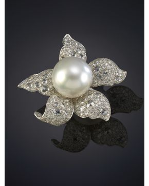 587-BELLA SORTIJA CON UNA PERLA AUSTRALIANA DE BELLO ORIENTE BLANCO DE 16MM DE DIÁMETRO ORLADA DE PÉTALOS DE BRILLANTES Y DIAMANTES TALLA ANTIGUA DE MAYOR