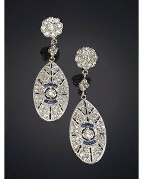 588-ELEGANTES PENDIENTES ESTILO AÑOS 20 CUAJADOS POR BRILLANTES Y CON DOS ZAFIROS A LOS LADOS DE UN DIAMANTE sobre una montura en platino. Peso total de l