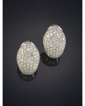 599-ELEGANTES PENDIENTES CRIOLLAS CUAJADAS DE PAVÉ DE BRILLANTES. CALIDAD EXTRA. Montura en oro blanco de 18k. Peso total aproximado de los brillantes: 2.