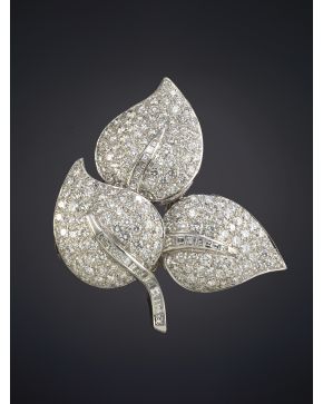 602-EXQUISITO BROCHE DE TRES HOJAS DE BRILLANTES CON NERVIOS DE DIAMANTES TALLA CARRÉ. Montura en oro blanco de 18k. Firmado Yanes. Peso total aproximado 