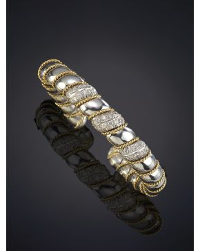 606-BRAZALETE RÍGIDO GALLONADO CON TRES CENTROS DE PAVÉ DE BRILLANTES. CALIDAD EXTRA. Diseño en espiral modelo cordón. Montura en oro amarillo y blanco de