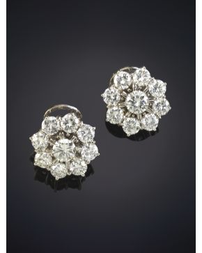 612-ELEGANTES PENDIENTES ROSETONES DE BRILLANTES. CALIDAD EXTRA. CON UN PESO TOTAL DE 6.70CT. APROX. Clásico diseño realizado sobre una montura de garras 