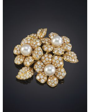 618-GRAN BROCHE DE RAMO DE FLORES CUAJADOS DE BRILLANTES CON TRES CENTROS DE PERLAS AUSTRALIANAS DE INTENSO ORIENTE DE 11.5MM DE DIÁEMTRO. CALIDAD EXTRA. 