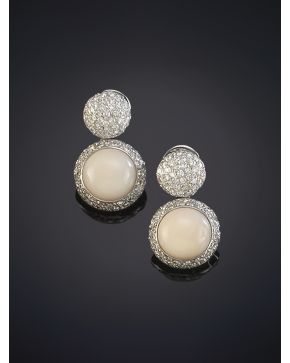 665-PENDIENTES LARGOS DE CORAL BLANCO RODEADOS DE BRILLANTES Y MONTURA en oro blanco de 18K.