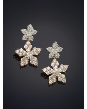 666-PENDIENTES LARGOS DE ESTRELLAS DE BRILLANTES. Montura en oro blanco y rosa de 18K combinado.