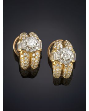 669-PENDIENTES CRIOLLAS CON BRILLANTES CENTRALES DE 0.25CT APROX RODEADOS DE BAGUETTES Y FINO PAVÉ DE BRILLANTES. Montura en oro blanco y amarillo de 18K.