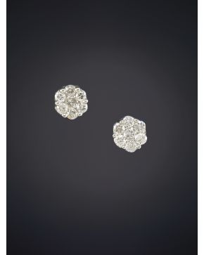 67-ELEGANTES PENDIENTES ESTILO ROSETÓN DE BRILLANTES sobre una montura en garras de oro blanco de 18K.