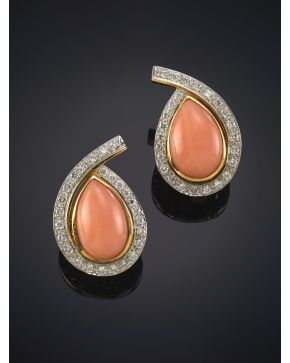 673-PENDIENTES DE CORAL PIEL DE ÁNGEL EN FORMA DE PERA RODEADA DE UNA LÍNEA DE BRILLANTES. Montura en oro blanco y amarillo combinado de 18K.