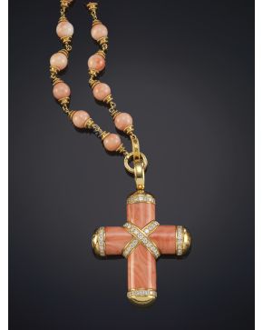 674-GRAN COLGANTE EN FORMA DE CRUZ DE CORAL ROSADO CON ASPAS Y REMATES DE BRILLANTES QUE PENDE DE UNA ELEGANTE CADENA LARGA DE CUENTAS DE CORAL UNIDAS POR