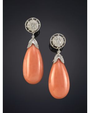 676-PENDIENTES LARGOS DE LÁGRIMAS DE CORAL MEDITERRÁNEO SUJETOS POR BRILLANTES EN FORMA DE ROSETÓN. con un brillante central de 0.20ct. aprox. Montura en 