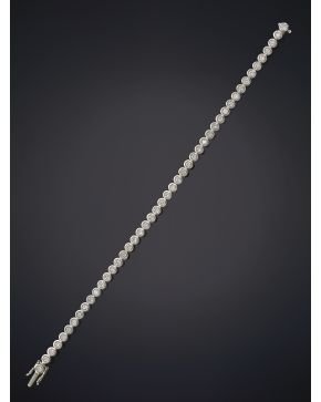 683-CLÁSICA PULSERA RIVIERE CON BRILLANTES ENGASTADOS EN CHATÓN sobre una montura de oro blanco de 18K. Peso total aproximado de los brillantes: 2.5ct.