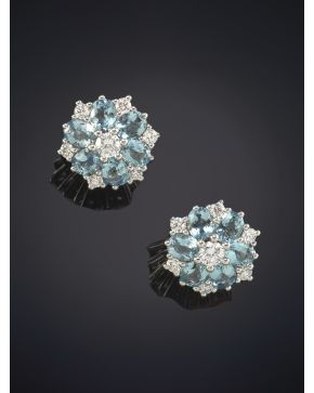 71-PENDIENTES ROSERONES DE AGUAMARINAS SALPICADOS DE BRILLANTES con montura en garras en oro blanco de 18K. Peso total de los brillantes: 0.50ct. aprox. 