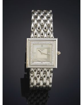 741-PATEK PHILIPPE MODELO SQUARE. RELOJ DE PULSERA PARA SEÑORA CON CAJA Y BRAZALETE EN ORO BLANCO DE 18K. BISEL DE BRILLANTES. MOVIMIENTO SUIZO DE CUA