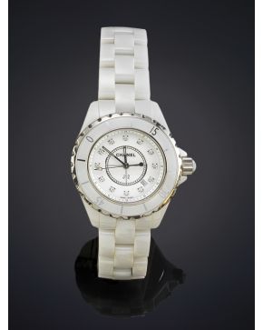 743-CHANEL REF J12. RELOJ DE PULSERA PARA SEÑORA CON CAJA Y BRAZALETE EN CERÁMICA BLANCA. MOVIMIENTO SUIZO DE CUARZO. Esfera blanca con numeración de br