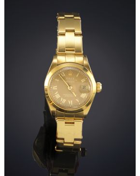 745-ROLEX OYSTER PERPETUAL DATEJUST. RELOJ DE PULSERA PARA SEÑORA CON CAJA Y BRAZALETE EN ORO AMARILLO DE 18K. MOVIMIENTO AUTOMÁTICO. Esfera beige con n