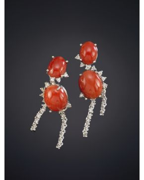 76-ELEGANTES PENDIENTES DE CORAL Y BRILLANTES DE 0.60CT APROX sobre una montura de oro blanco de 18K.