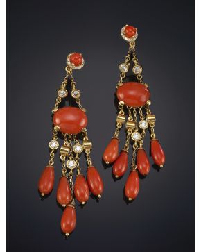 80-PENDIENTES LARGOS DE CORAL ROJO MEDITERRÁNEO SUJETOS POR CHATONES DE BRILLANTES en una montura de oro amarillo de 18K.