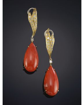 82-PENDIENTES DE LÁGRIMAS DE CORAL ROJO DEL MEDITERRÁNEO Y BRILLANTES DE 1.12CT APROX sobre una montura de oro blanco y amarillo de 18K.