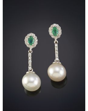 9-ELEGANTES PENDIENTES LARGOS DE ESMERALDAS Y LINEA DE BRILLANTES REMATADA POR PERLA AUSTRALINAS. Montura de oro blanco de 18k.