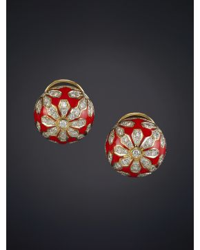 94-PENDIENTES CIRCULARES EN ESMALTE ROJO Y FLORES DE BRILLANTES sobre una montura en oro amarillo de 18K. Firmado Yanes.