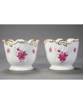 1061-Pareja de maceteros en porcelana húngara de Herend. 