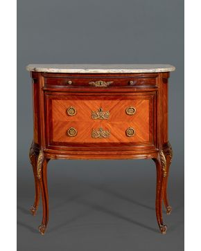 645-Demi commode estilo Transición en mader con tiradores de bronce y sobre de mármol gris.