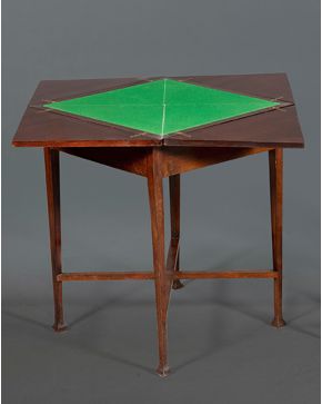 936-Mesa de juego de pañuelo con tapete verde. Cajón en cintura.