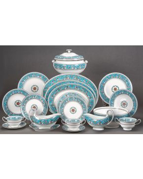 1106-Vajilla en porcelana inglesa de Wedgwood Bone China. modelo Florentine Turquoise con friso decorado en azul con motivos a candelieri. Con marcas. Pa