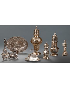 1000-Lote de mesa en plata formado por: salero. dos sugar caster (el mayor en plata inglesa con marcas de Birmingham). y cisne en plata sobre pequeña ban