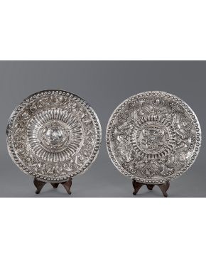 866-Pareja de grandes platos decorativos historicistas en plata española punzonada C. 1900. con marcas de Vargas.