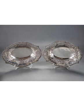 678-Pareja de paneras de ala calada en plata española punzonada con marcas de Matilde Espuñes y de la joyería Reyes. Elegante decoración de guirnaldas de 