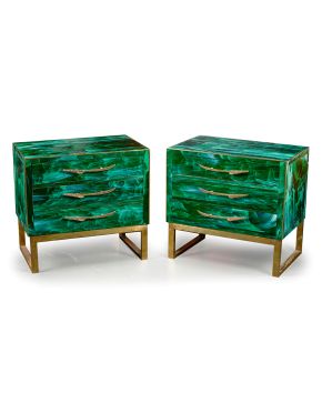 185-Pareja de cómodas italianas con estructura de madera maciza. revestida en pasta de cristal de Murano de malaquita y remates en latón. c.1950