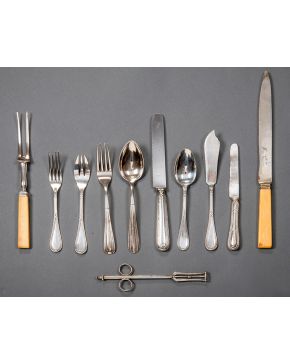 1056-Lote de cubiertos en plata: 12 tenedores y cucharas de mesa modelo gallonado. algunas piezas con marcas de Madrid. Villa y Corte. Espuñes. 1883. y cuc