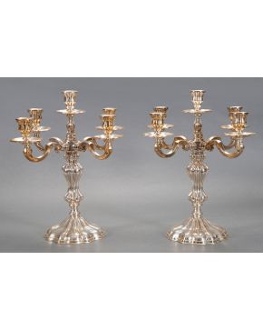 1020-Pareja de candelabros de cinco luces en plata española punzonada con marcas de Montejo ley 925. 