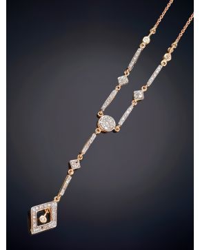 101-ELEGANTE COLGANTE GEOMÉTRICO CON BRILLANTES sobre una montura en oro rosa de 14K.